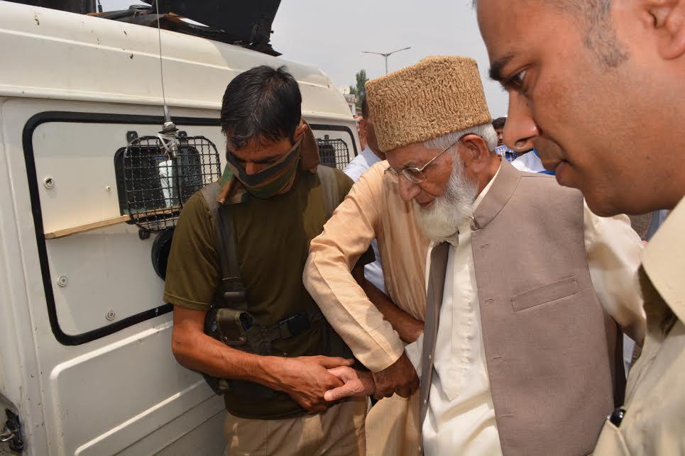 Police detain Geelani, Mirwaiz to thwart Anantnag Chalo’ march